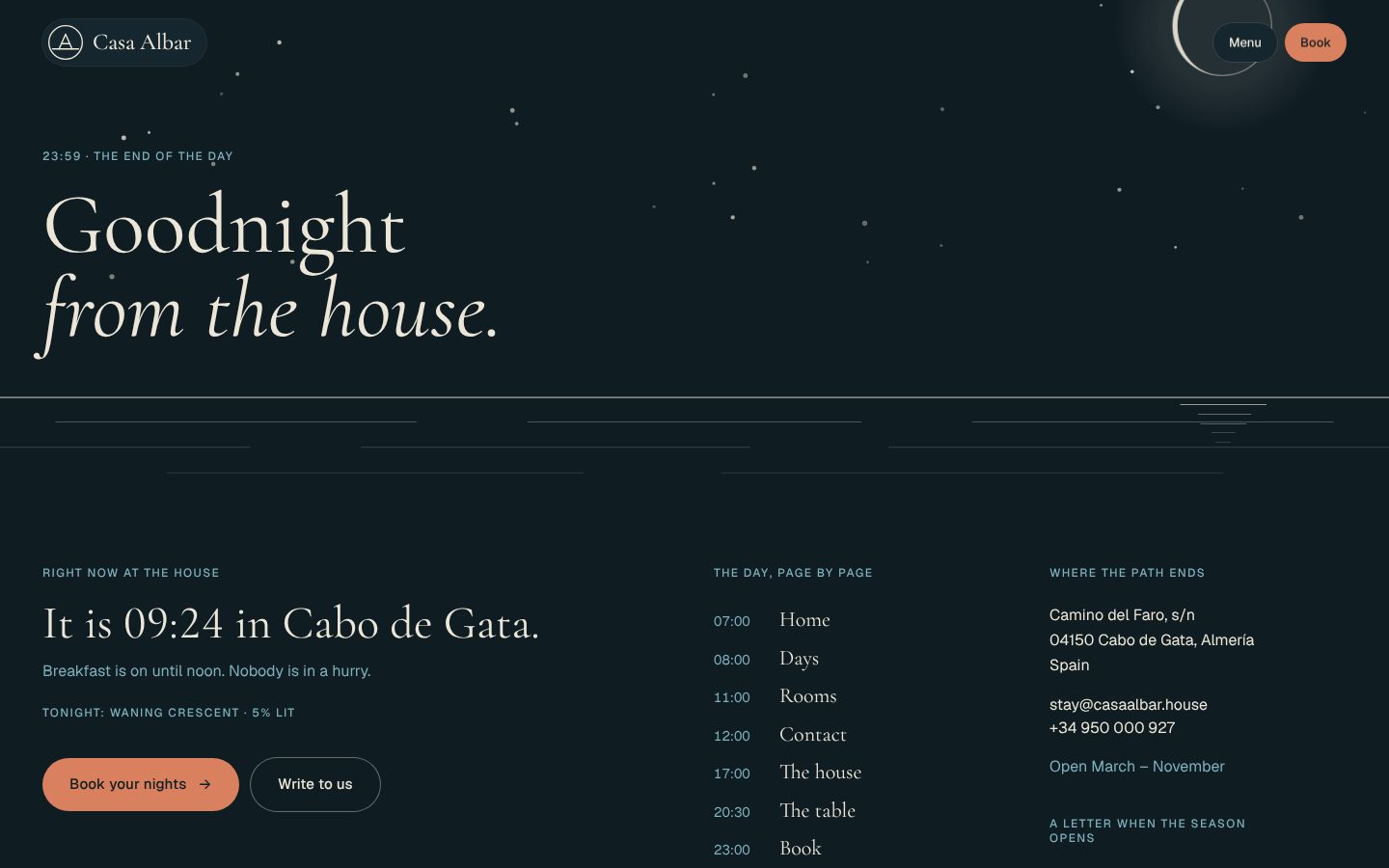Footer de Casa Albar con el cielo de noche y la hora en la casa